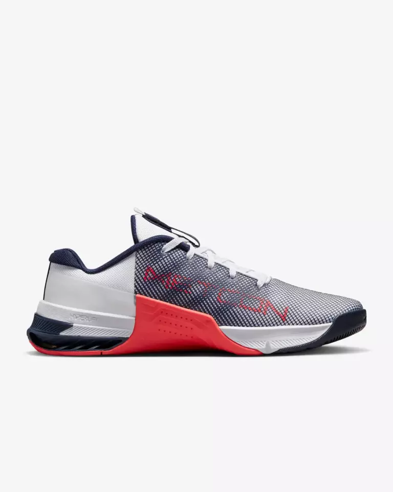 Nike Metcon 8 shoe in greay white and salmon